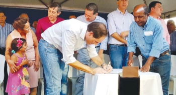 Deputado Lissauer acompanha assinatura de convênios em várias cidades